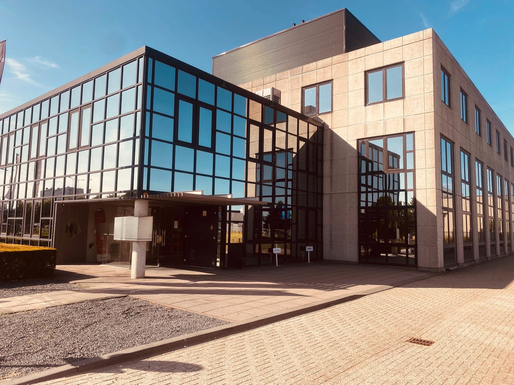 Het kantoorpand aan de Kruisweg in Hoofddorp